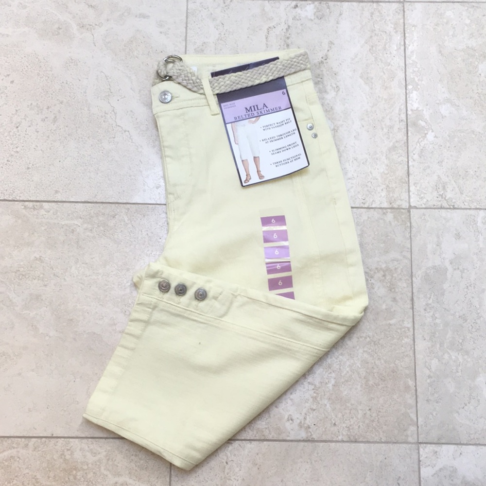 NWT Gloria Vanderbilt pale yellow size6,Capris, belted, 3 buttons down leg